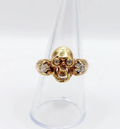 Bague 56.5 Bague momento mori ancienne tête de mort en or jaune 14k et diamants 58 Facettes A05056