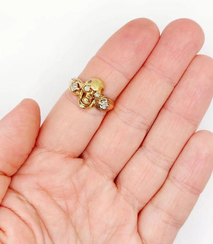 Bague 56.5 Bague momento mori ancienne tête de mort en or jaune 14k et diamants 58 Facettes A05056