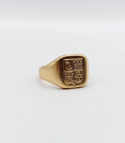 Bague 48 Chevalière antique en or 18k aux armoiries françaises 58 Facettes A03321