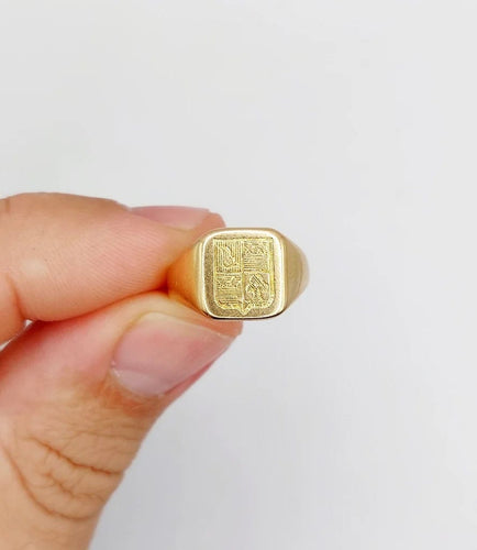 Bague 48 Chevalière antique en or 18k aux armoiries françaises 58 Facettes A03321