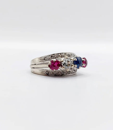Bague 51 Bague jarretière Art déco en or blanc 18k, diamants, saphir et rubis 58 Facettes A03240