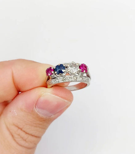 Bague 51 Bague jarretière Art déco en or blanc 18k, diamants, saphir et rubis 58 Facettes A03240
