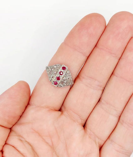 Bague 61 Bague dôme Art déco en or blanc 18k, rubis et diamants taille rose 58 Facettes A05805