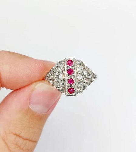 Bague 61 Bague dôme Art déco en or blanc 18k, rubis et diamants taille rose 58 Facettes A05805