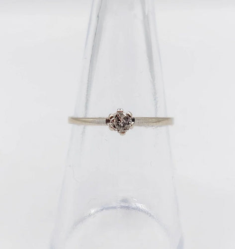Bague 53.5 Bague solitaire vintage en or blanc 14k avec diamant 0,12 carat 58 Facettes A06195
