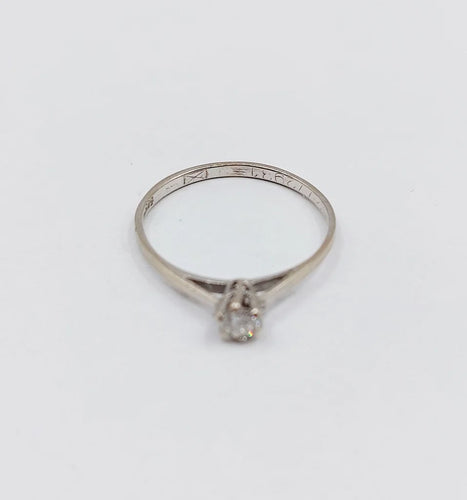 Bague 53.5 Bague solitaire vintage en or blanc 14k avec diamant 0,12 carat 58 Facettes A06195