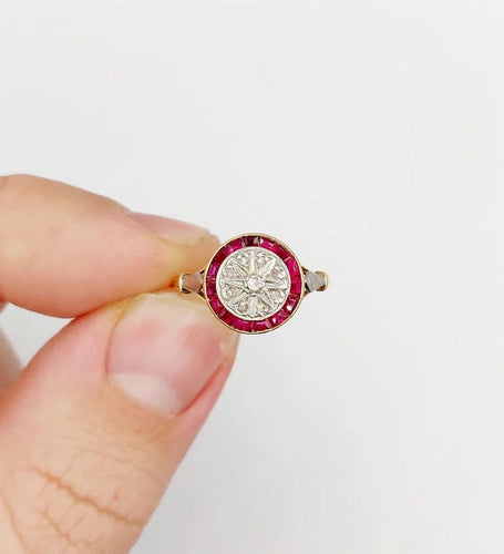 Bague 50 Bague cible Art déco en or jaune 18k, diamants taille rose et rubis calibrés 58 Facettes A06428
