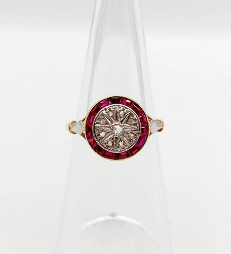 Bague 50 Bague cible Art déco en or jaune 18k, diamants taille rose et rubis calibrés 58 Facettes A06428