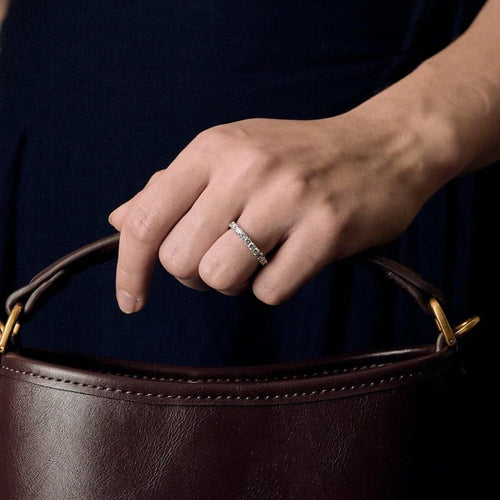 Bague 53 Alliance en or blanc 18K sertie de diamants taille brillant 58 Facettes LP1381/