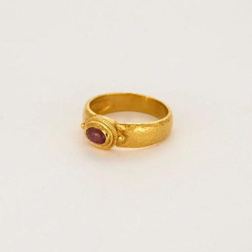 Bague 58 Ωζα - Bague jonc martelé en or jaune brun 750 sertie d’une spinelle rose 58 Facettes LP1182