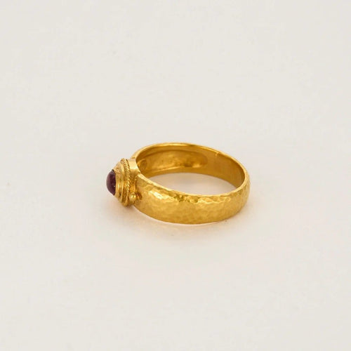 Bague 58 Ωζα - Bague jonc martelé en or jaune brun 750 sertie d’une spinelle rose 58 Facettes LP1182