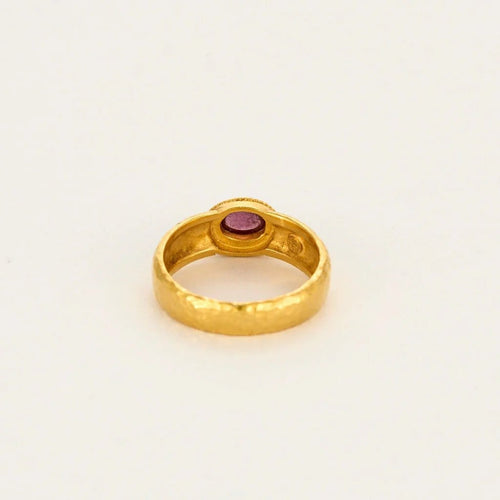 Bague 58 Ωζα - Bague jonc martelé en or jaune brun 750 sertie d’une spinelle rose 58 Facettes LP1182