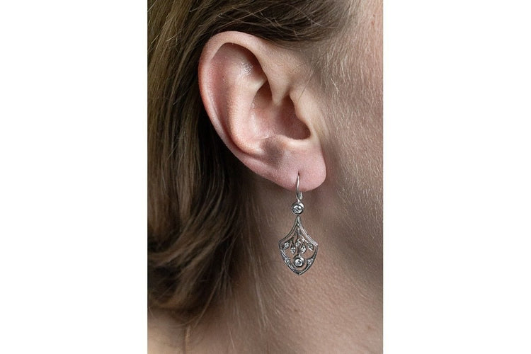 Boucles d'oreilles Boucles d'oreilles Art nouveau pendantes en or blanc 14 carats et diamants 58 Facettes 9850