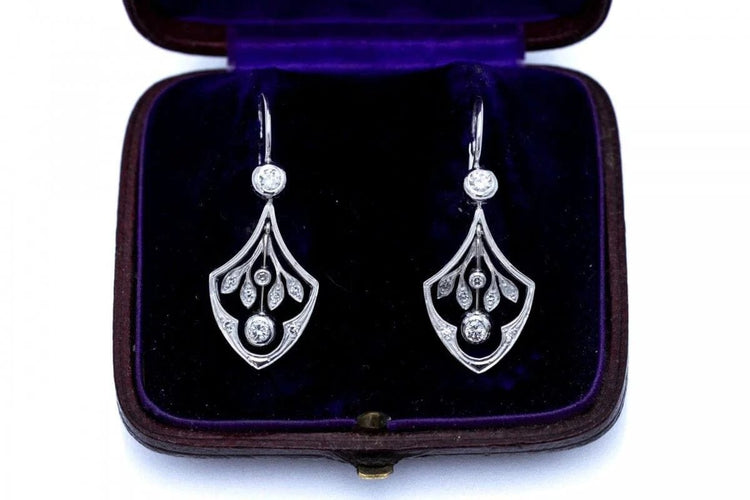 Boucles d'oreilles Boucles d'oreilles Art nouveau pendantes en or blanc 14 carats et diamants 58 Facettes 9850
