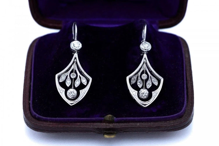 Boucles d'oreilles Boucles d'oreilles Art nouveau pendantes en or blanc 14 carats et diamants 58 Facettes 9850