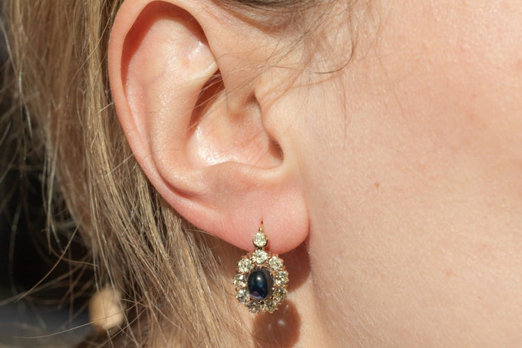 Boucles d'oreilles Boucles d’oreilles en or 14 carats avec diamants et saphirs cabochon 58 Facettes 10551