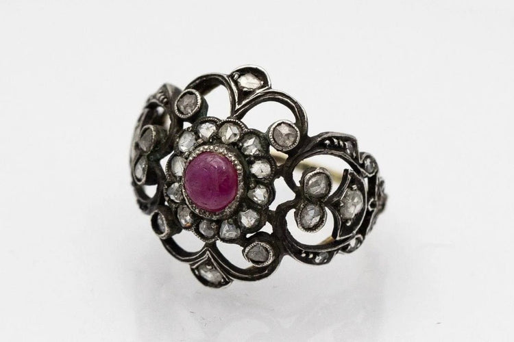 Bague 58 Bague ancienne en or jaune 0,585 et argent avec rubis et diamants 58 Facettes 9297