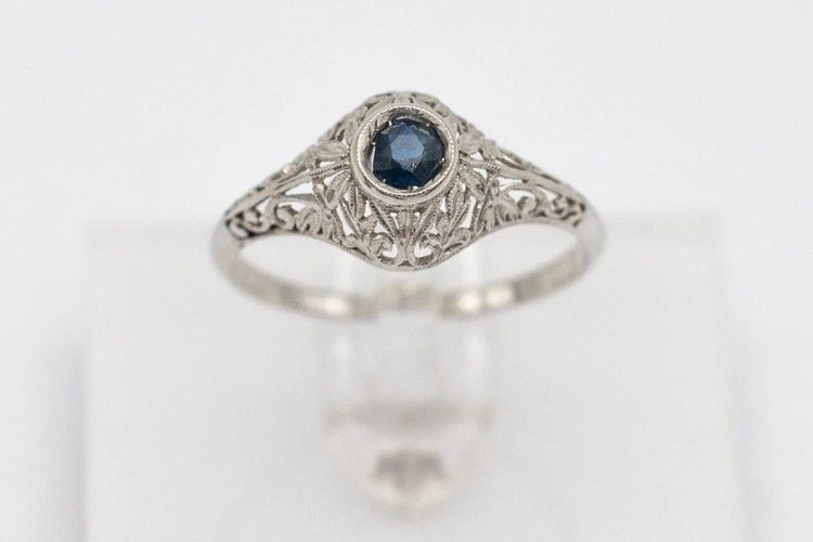 Bague 54 Bague en or blanc 750 avec saphir bleu, milieu du XXe siècle 58 Facettes TP10