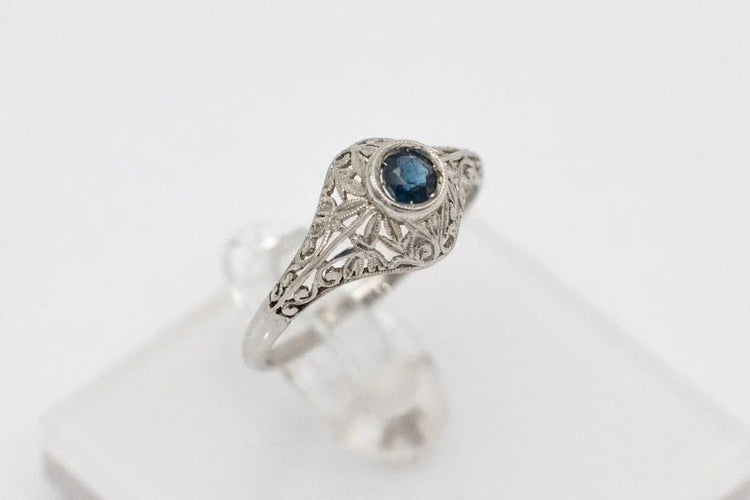 Bague 54 Bague en or blanc 750 avec saphir bleu, milieu du XXe siècle 58 Facettes TP10