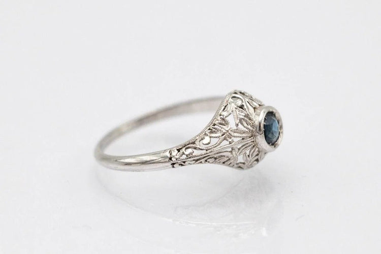 Bague 54 Bague en or blanc 750 avec saphir bleu, milieu du XXe siècle 58 Facettes TP10