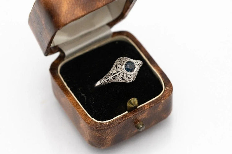 Bague 54 Bague en or blanc 750 avec saphir bleu, milieu du XXe siècle 58 Facettes TP10