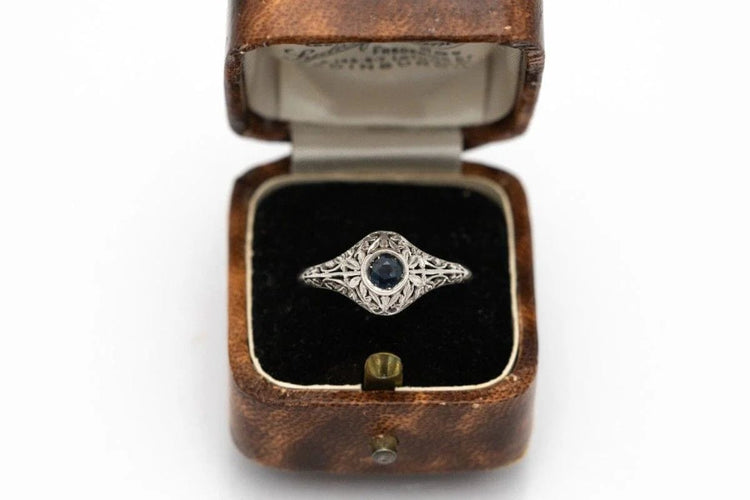 Bague 54 Bague en or blanc 750 avec saphir bleu, milieu du XXe siècle 58 Facettes TP10