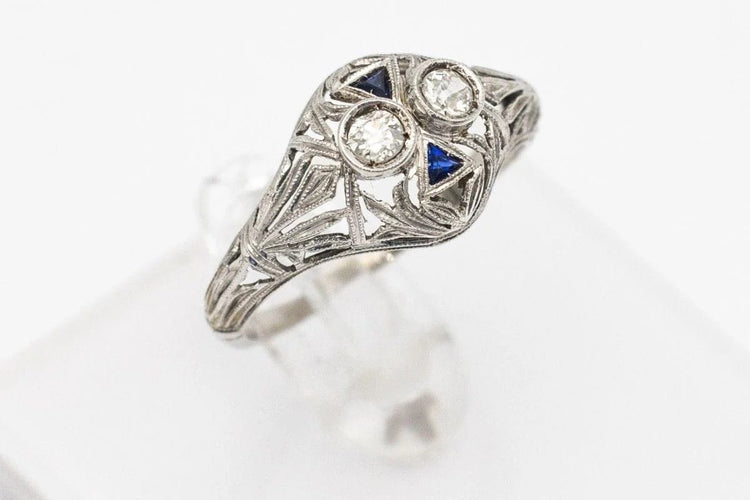 Bague 54 Bague Art déco en or blanc avec diamants et saphirs synthétiques 58 Facettes 9816