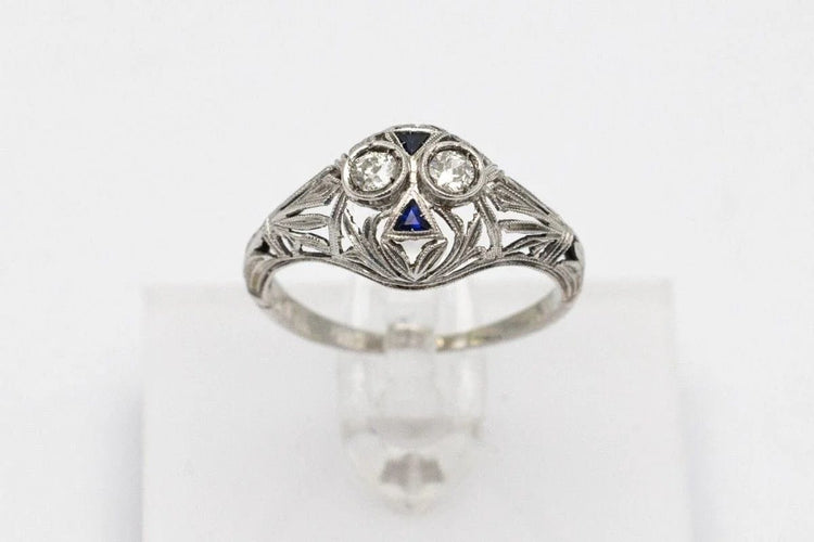 Bague 54 Bague Art déco en or blanc avec diamants et saphirs synthétiques 58 Facettes 9816