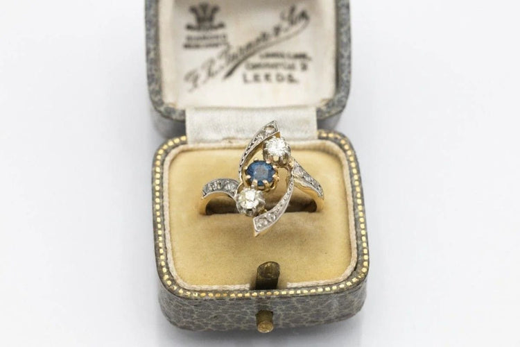 Bague 53 Bague ancienne en or jaune 18 carats avec saphir et diamants 58 Facettes 10349