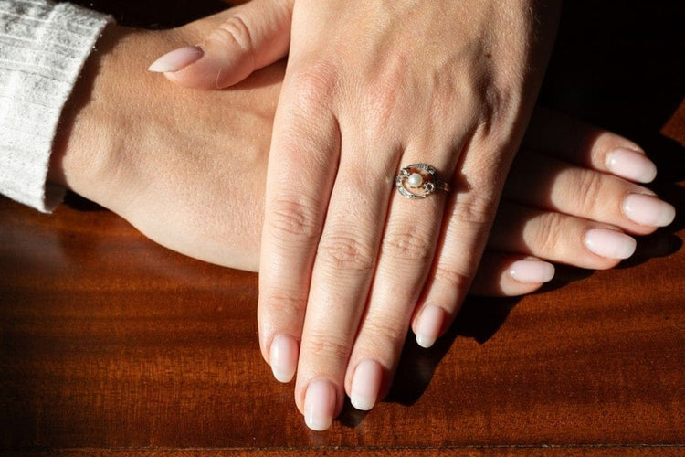 Bague 49 Bague ancienne en or jaune 18 carats et platine, diamants et perle 58 Facettes 10345