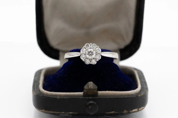 Bague Bague fleur en or blanc 18 carats et diamants 58 Facettes 10322