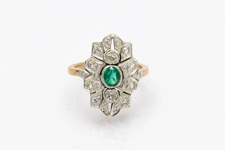 Bague 54 Bague ancienne en or jaune avec diamants et émeraude 58 Facettes 9897