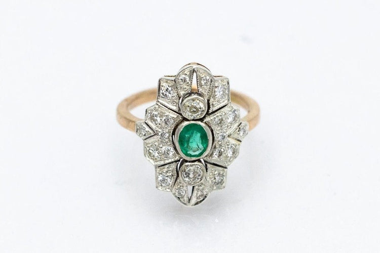 Bague 54 Bague ancienne en or jaune avec diamants et émeraude 58 Facettes 9897