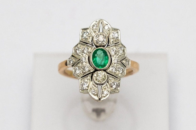 Bague 54 Bague ancienne en or jaune avec diamants et émeraude 58 Facettes 9897