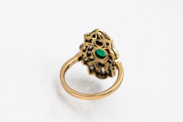 Bague 54 Bague ancienne en or jaune avec diamants et émeraude 58 Facettes 9897