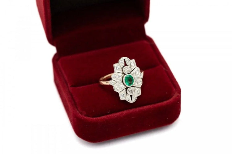 Bague 54 Bague ancienne en or jaune avec diamants et émeraude 58 Facettes 9897