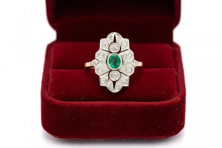 Bague 54 Bague ancienne en or jaune avec diamants et émeraude 58 Facettes 9897