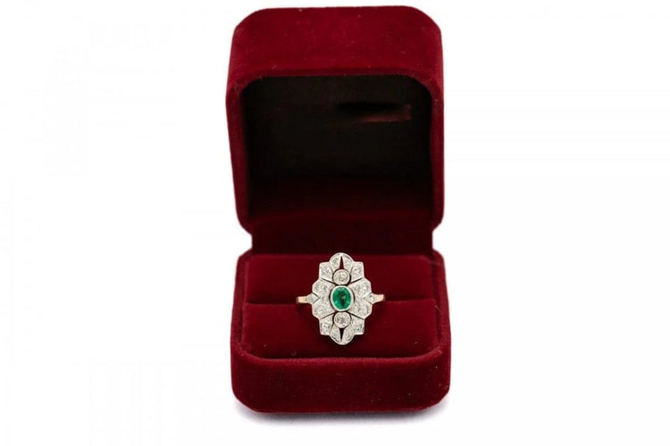 Bague 54 Bague ancienne en or jaune avec diamants et émeraude 58 Facettes 9897