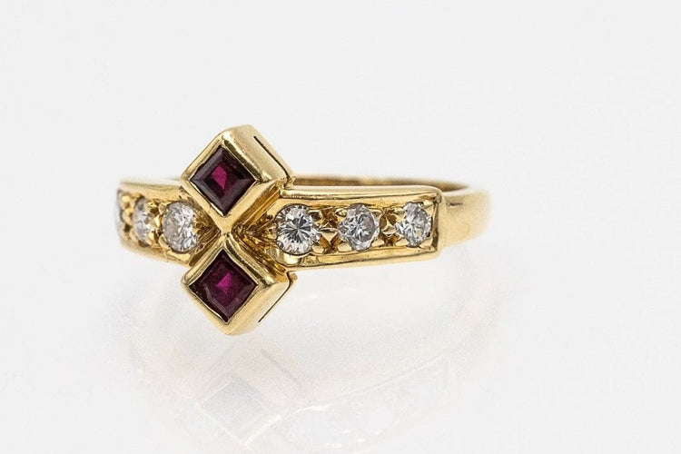Bague 50 Bague vintage géométrique en or jaune 18 carats, rubis et diamants 58 Facettes 11155
