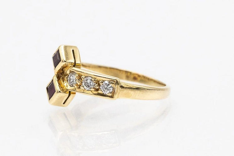 Bague 50 Bague vintage géométrique en or jaune 18 carats, rubis et diamants 58 Facettes 11155