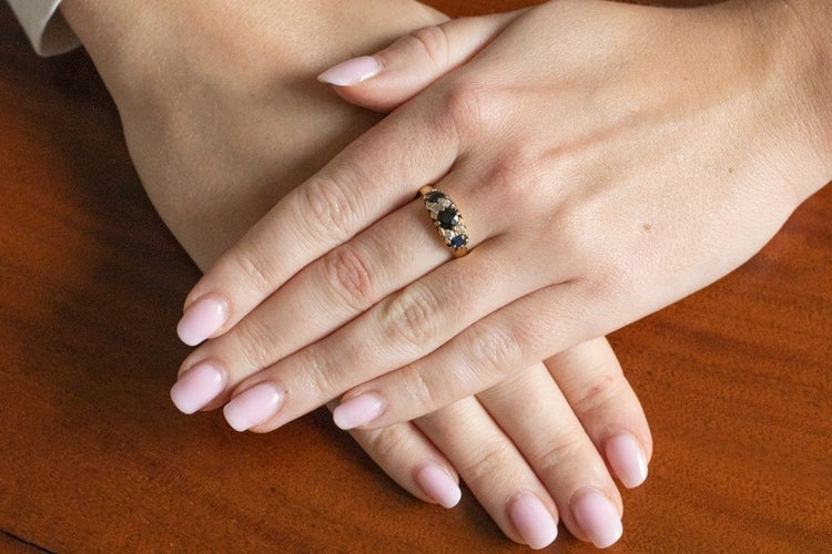 Bague Bague ancienne en or jaune 18k, saphirs et diamants 58 Facettes 11559