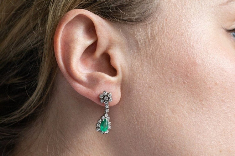 Boucles d'oreilles Boucles d’oreilles pendantes en or blanc 14 carats, émeraudes et diamants 58 Facettes 11569