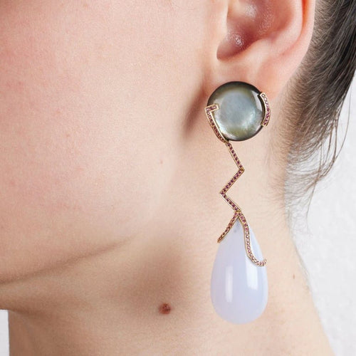 Boucles d'oreilles Boucles d’oreilles en or jaune 750, nacre, calcédoine et rubis 58 Facettes