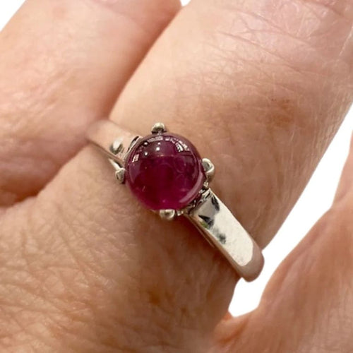 Bague 52.5 Bague solitaire en or blanc 18 kt avec rubis cabochon 58 Facettes Q332B
