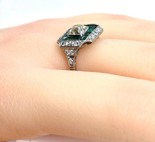 Bague 56 Bague Art déco coussin en platine, diamants et émeraudes 58 Facettes AB674