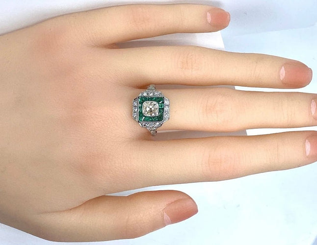 Bague 56 Bague Art déco coussin en platine, diamants et émeraudes 58 Facettes AB674