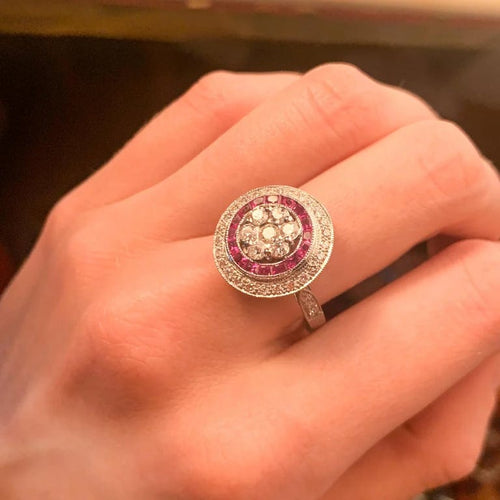 Bague 57 Bague style Art déco en or blanc 18K avec diamants et rubis 58 Facettes