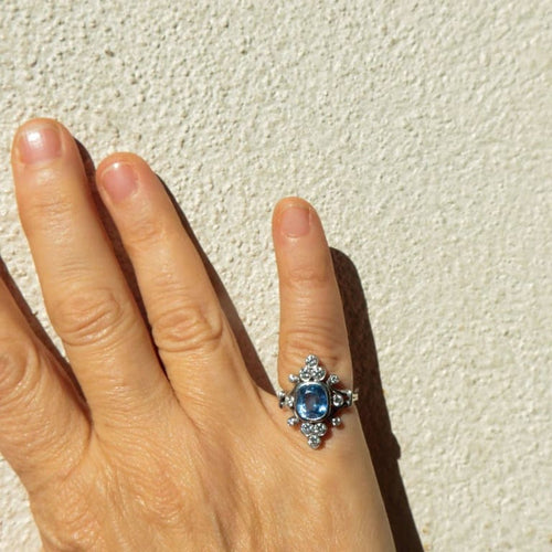 Bague 50 Bague duchesse en or blanc 18 ct, saphir de Ceylan et diamants 58 Facettes AB6