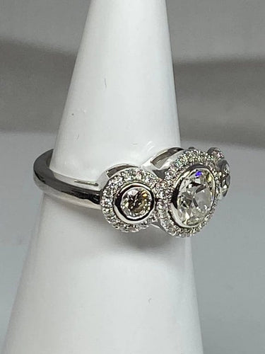 Bague 52 Bague trilogie - Bague de fiançailles en or 18 ct et diamants 58 Facettes AB48