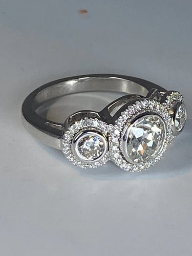 Bague 52 Bague trilogie - Bague de fiançailles en or 18 ct et diamants 58 Facettes AB48